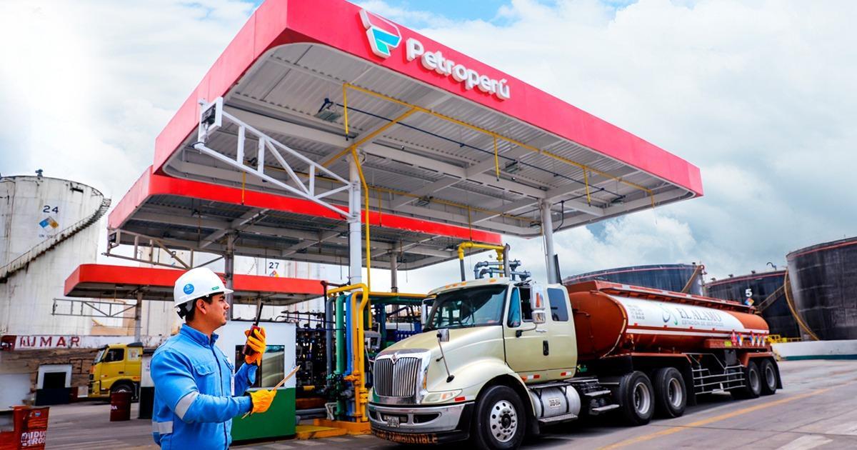 Operario supervisando el abastecimiento de un camión cisterna en estación de combustible